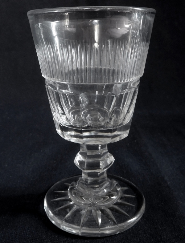 Verre à vin en cristal de Baccarat taillé à facettes et biseaux, vers 1850 - 10,7cm