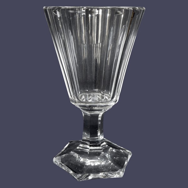 Verre à vin en cristal de Baccarat taillé à pans coupés, époque Restauration vers 1840 - 11,5cm