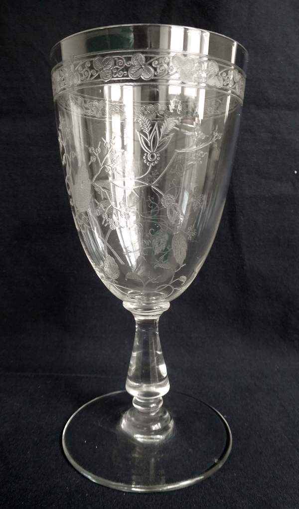 Verre à eau en cristal de Baccarat, modèle à gravure de feuilles et fleurs stylisées (décor 4360)