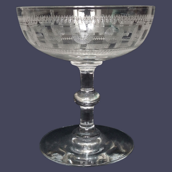Coupe à champagne en cristal de Baccarat, modèle à jambe bouton, gravure 3458