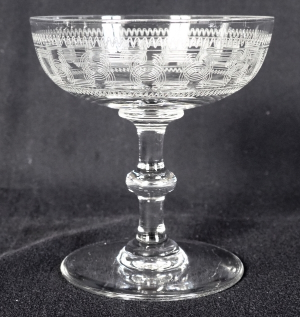 Coupe à champagne en cristal de Baccarat, modèle à jambe bouton, gravure 3458