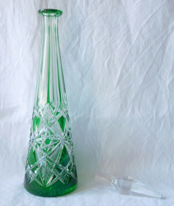 Carafe à liqueur en cristal de Baccarat overlay vert, modèle Lagny - signature gravée