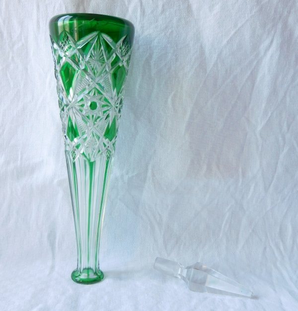 Carafe à liqueur en cristal de Baccarat overlay vert, modèle Lagny - signature gravée