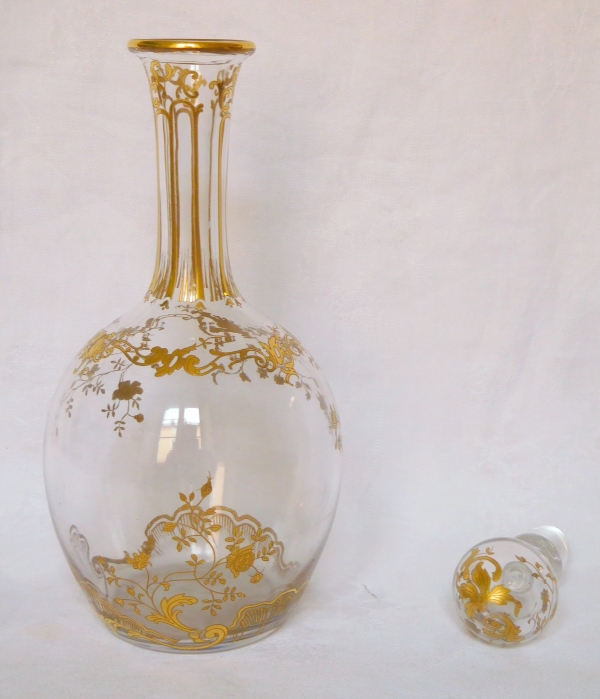 Carafe à vin en cristal de Baccarat, modèle Louis XV rehaussé à l'or fin