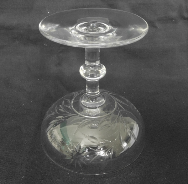 Coupe à champagne en cristal de Baccarat, modèle taillé aux marguerites
