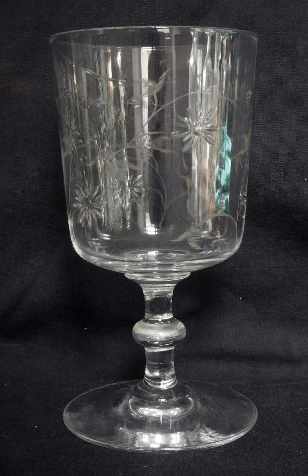 Verre à vin en cristal de Baccarat, modèle aux marguerites taillées - 11,8cm