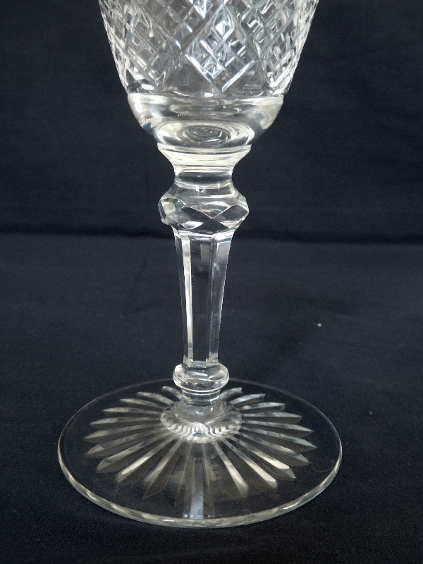 Verre à vin en cristal de Baccarat, modèle à palmettes conique, variante du modèle Douai - 13,8cm