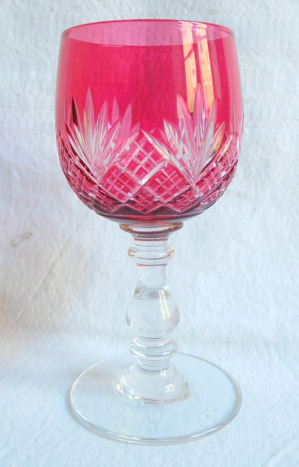 Verre à vin cuit en cristal de Baccarat, modèle à palmettes et jambe gondole en cristal overlay rose - modèle Douai