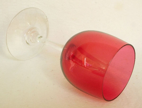 Verre à porto en cristal de Baccarat, modèle uni forme ballon en cristal overlay rouge