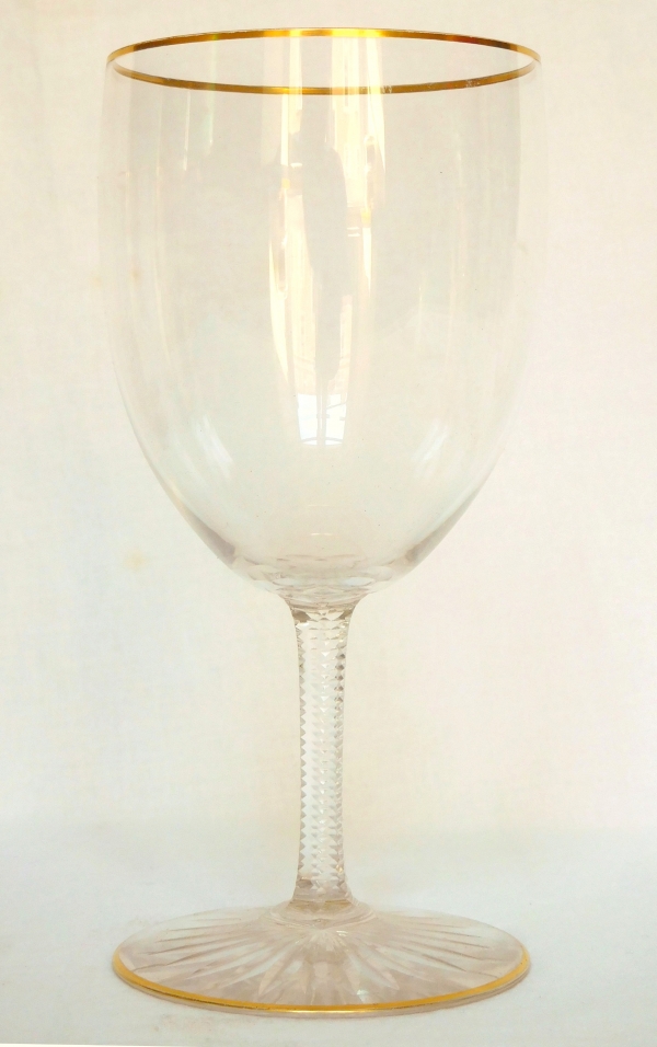 Verre à vin en cristal de Baccarat, modèle forme F taillé et rehaussé à l'or fin - 12,7cm