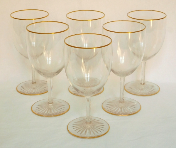 Verre à vin blanc en cristal de Baccarat, modèle forme F taillé et rehaussé à l'or fin - 10,7cm