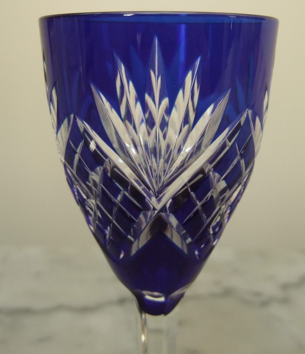Verre à vin du Rhin en cristal taillé de St Louis, modèle Chantilly, overlay bleu Cobalt - 15,7cm - signé