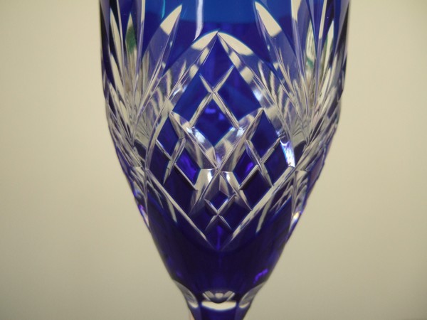 Verre à vin du Rhin en cristal taillé de St Louis, modèle Chantilly, overlay bleu Cobalt - 15,7cm - signé