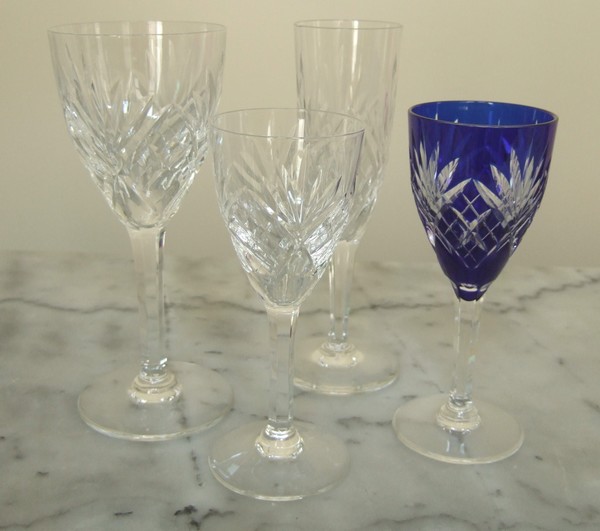 St Louis crystal hock glass, blue cobalt overlay crystal, Chantilly pattern - 15,7cm - signed