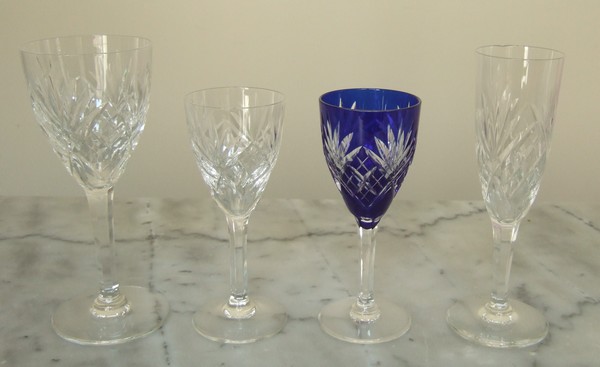 St Louis crystal hock glass, blue cobalt overlay crystal, Chantilly pattern - 15,7cm - signed