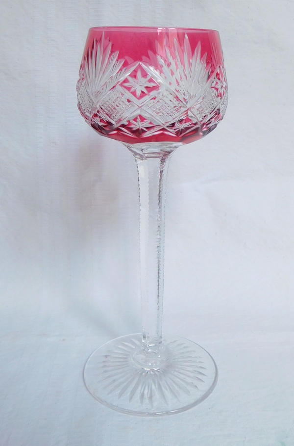 Verre à vin du Rhin en cristal de Saint Louis overlay rose, modèle Gavarni