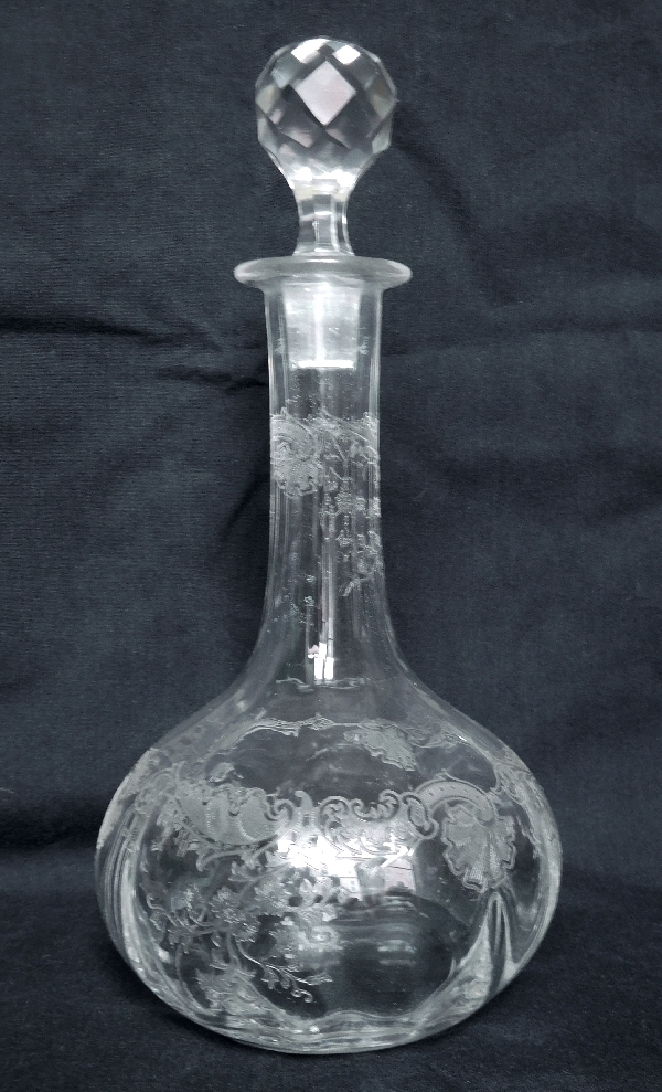 Carafe à liqueur en cristal de Saint Louis, modèle Massenet à côtes vénitiennes gravé