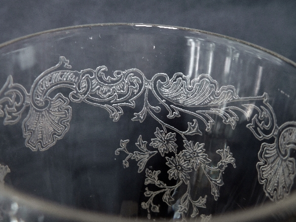 Verre à liqueur en cristal de Saint Louis, modèle Massenet à côtes vénitiennes gravé - 8,8cm