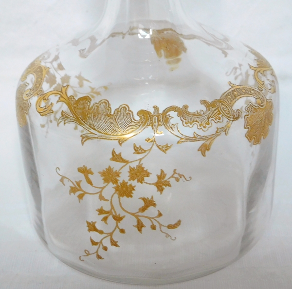 Grande carafe à liqueur en cristal de Saint Louis, modèle Massenet à côtes vénitiennes gravé et doré