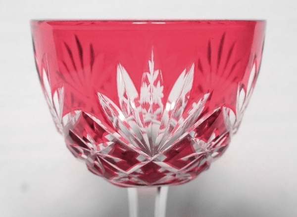 Verre à liqueur en cristal de St Louis, modèle Massenet, cristal overlay rose