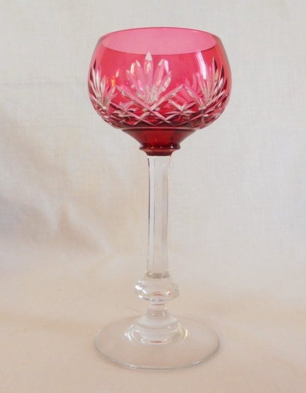 Verre à vin du Rhin / Roemer en cristal de St Louis, modèle Massenet, cristal overlay rose - signé