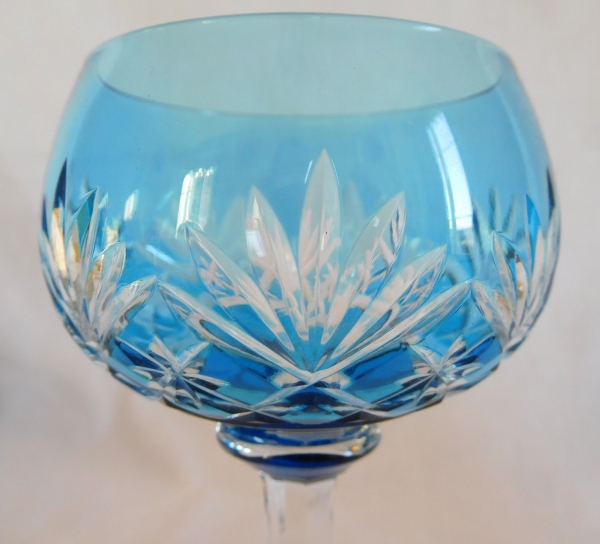 Verre à vin du Rhin / Roemer en cristal de St Louis, modèle Massenet, cristal overlay bleu clair - signé