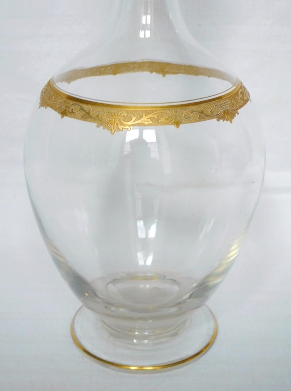Carafe à vin en cristal de Saint Louis, modèle Roty gravé et doré - 28,5cm