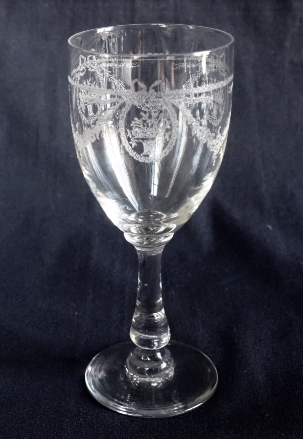 Verre à vin en cristal de St Louis, modèle Sapho gravé - 14,3cm