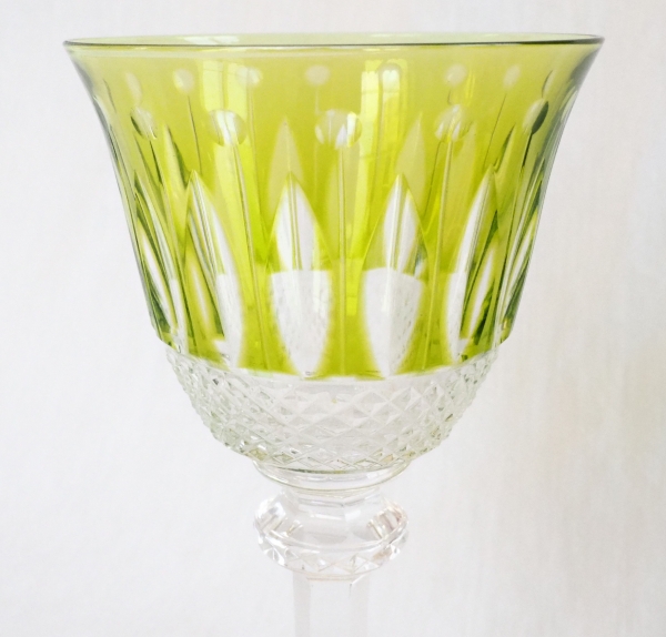 Verre à vin du Rhin / roemer en cristal de St Louis, modèle Tommy overlay jaune chartreuse - signé - 19,8cm