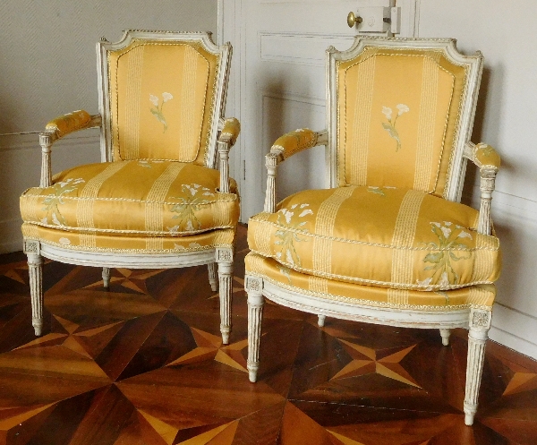 Pluvinet : paire de fauteuils cabriolets d'époque Louis XVI finement sculptés, estampillés