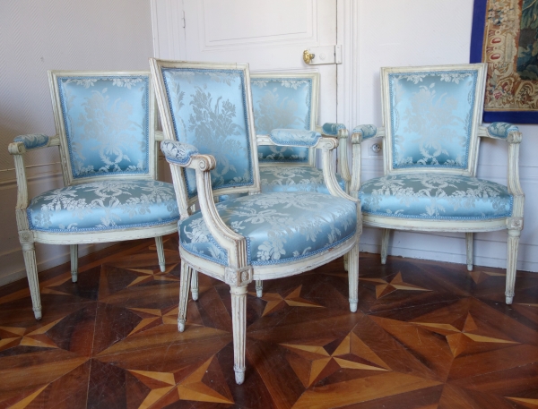 Marc Gautron : salon de 4 fauteuils cabriolets d'époque Louis XVI à dossier en fer de pelle estampillés