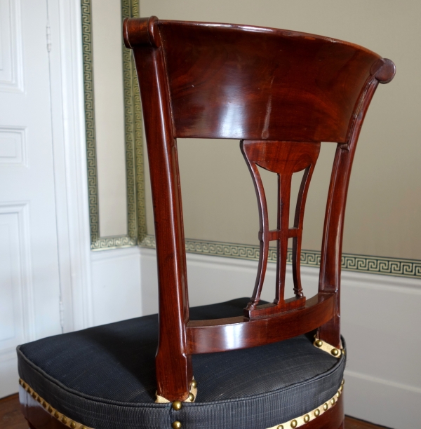 Demay rue de Clery - suite de 4 chaises d'époque Directoire acajou mouluré & crin - estampille