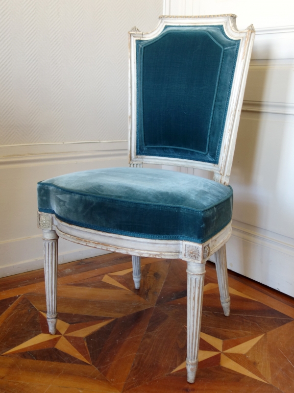 Pluvinet : série de 4 chaises d'époque Louis XVI finement sculptées, velours de soie - estampillées