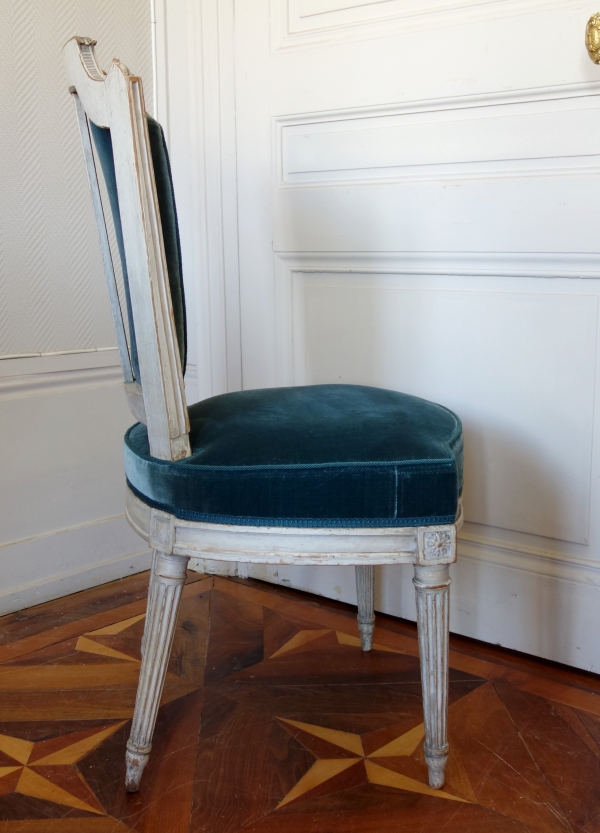 Pluvinet : série de 4 chaises d'époque Louis XVI finement sculptées, velours de soie - estampillées