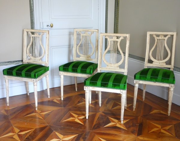 Suite de 4 chaises lyre d'époque Louis XVI en bois laqué et velours de soie