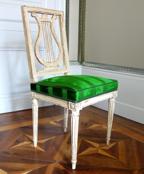 Suite de 4 chaises lyre d'époque Louis XVI en bois laqué et velours de soie