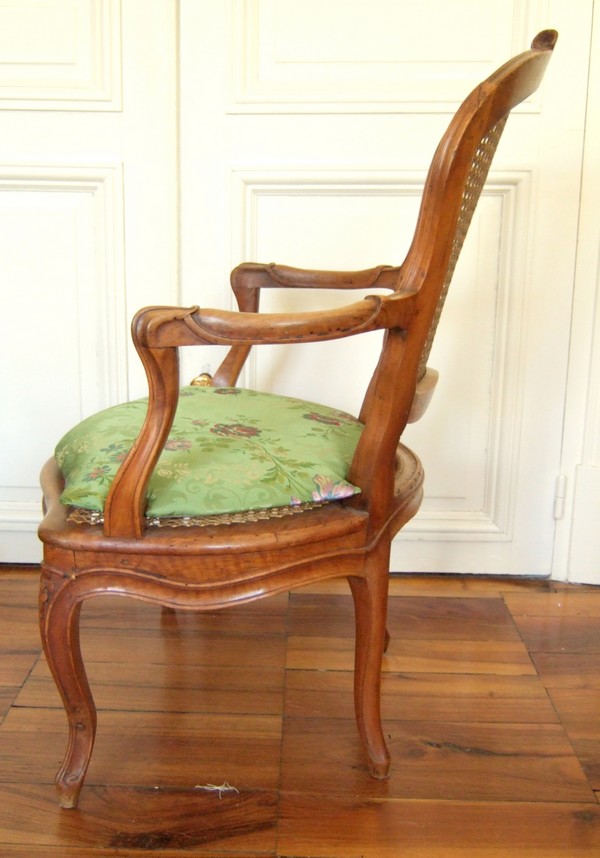 4 fauteuils cannés en noyer d'époque Louis XV, estampillés Pillot
