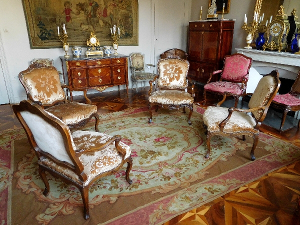 Salon de 4 fauteuils à la Reine d'époque Louis XV - travail lyonnais attribué à Pierre Nogaret