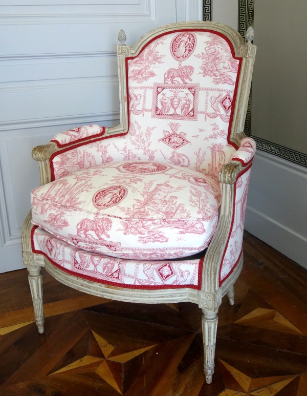 Bergère d'époque Louis XVI en bois laqué, toile de Jouy rose-rouge