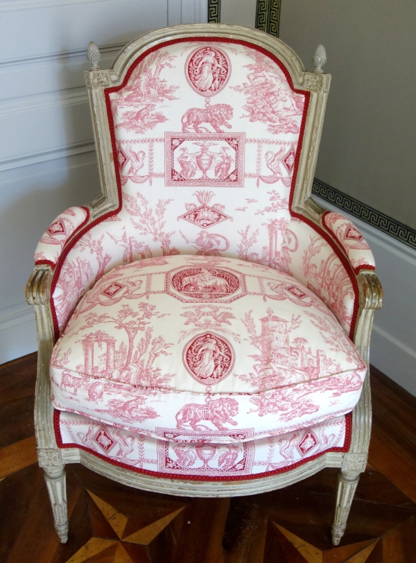 Bergère d'époque Louis XVI en bois laqué, toile de Jouy rose-rouge