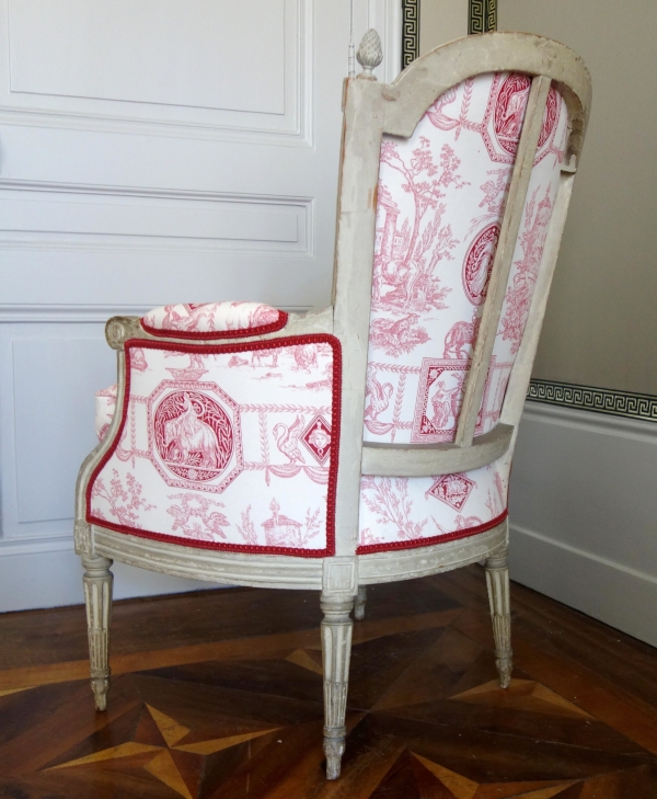 Bergère d'époque Louis XVI en bois laqué, toile de Jouy rose-rouge