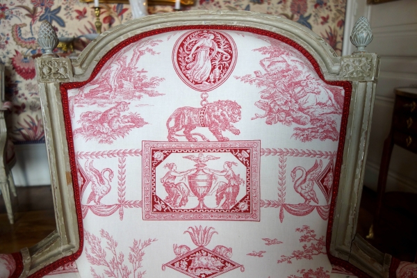 Bergère d'époque Louis XVI en bois laqué, toile de Jouy rose-rouge
