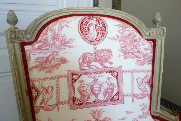 Bergère d'époque Louis XVI en bois laqué, toile de Jouy rose-rouge