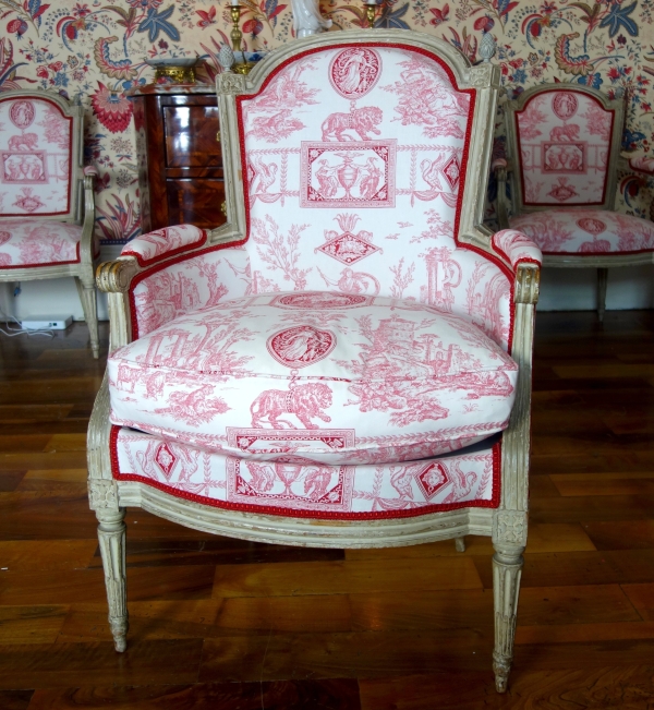Bergère d'époque Louis XVI en bois laqué, toile de Jouy rose-rouge