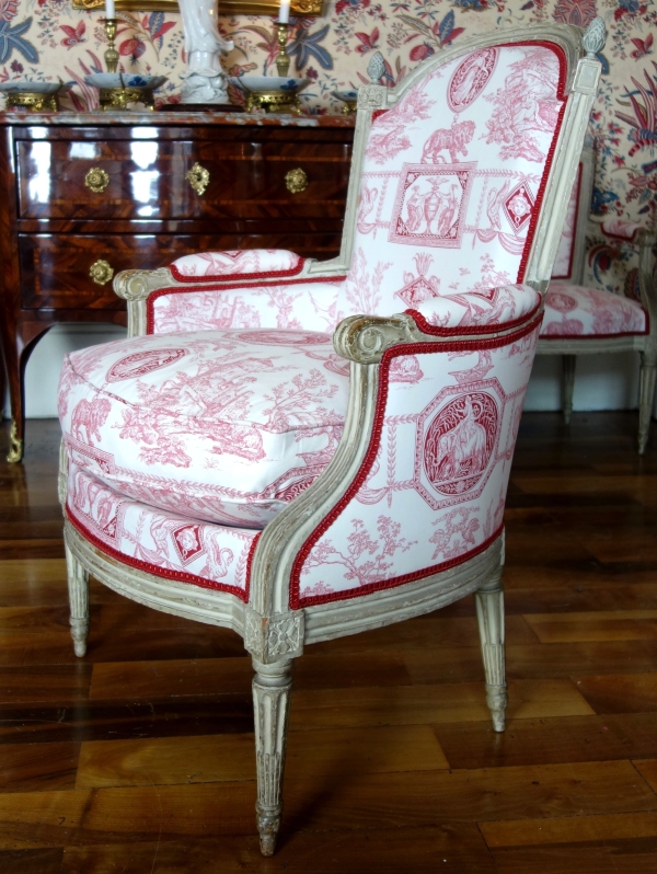 Bergère d'époque Louis XVI en bois laqué, toile de Jouy rose-rouge