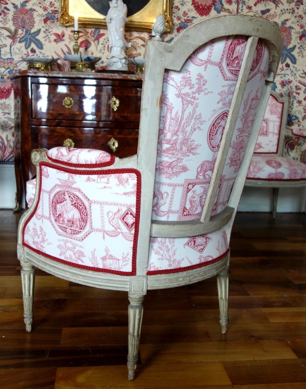 Bergère d'époque Louis XVI en bois laqué, toile de Jouy rose-rouge