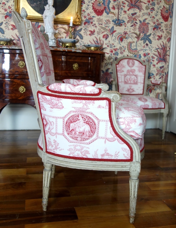 Bergère d'époque Louis XVI en bois laqué, toile de Jouy rose-rouge