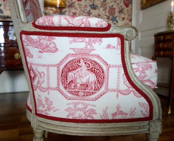Bergère d'époque Louis XVI en bois laqué, toile de Jouy rose-rouge