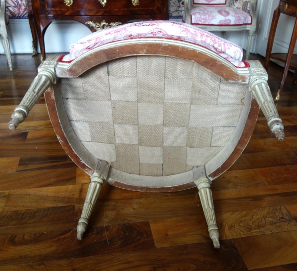 Bergère d'époque Louis XVI en bois laqué, toile de Jouy rose-rouge