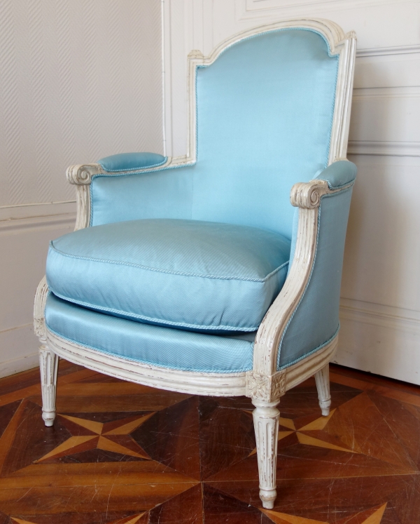 Bergère d'époque Louis XVI, canetillé de soie bleu clair